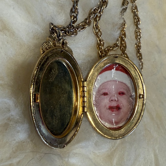 1928 Elegant Locket Necklace - Picture 7 of 8